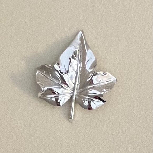 Vintage Signed Crown Trifari Silver Tone Veined Maple Leaf Brooch Pin - Picture 4 of 6